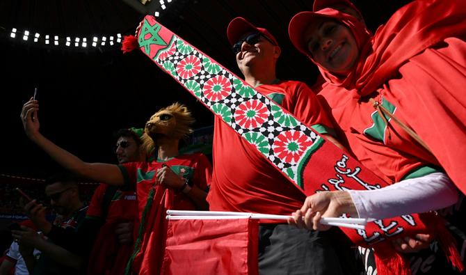 Les supporters marocains avant le match de football du groupe F de la Coupe du monde Qatar 2022 entre le Maroc et la Croatie au stade Al-Bayt à Al Khor, au nord de Doha, le 23 novembre 2022. (Photo, AFP)