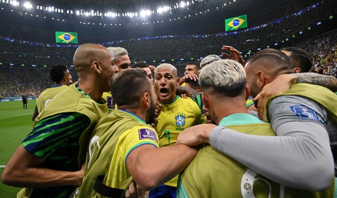 L'attaquant brésilien #09 Richarlison avec ses coéquipiers après avoir marqué le deuxième but de son équipe lors du match de football du groupe G de la Coupe du monde Qatar 2022 entre le Brésil et la Serbie au stade Lusail de Lusail, au nord de Doha, le 24 novembre 2022. (Photo, AFP)