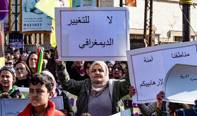 Des manifestants syro-kurdes brandissent des pancartes alors qu'ils protestent contre les récentes frappes aériennes turques visant cette région contrôlée par l'administration semi-autonome kurde, le 27 novembre 2022. (Photo, AFP)