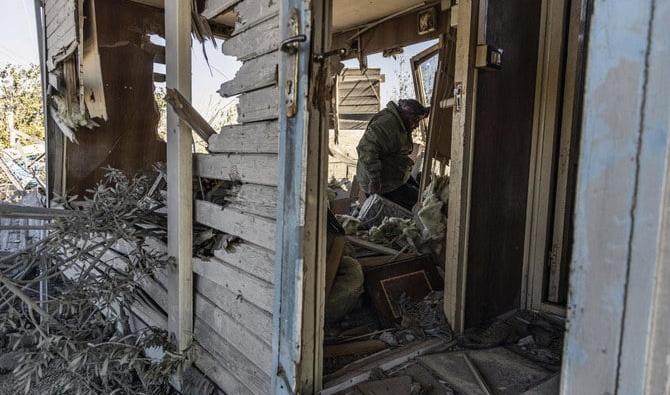 Un homme inspecte un site endommagé par des frappes aériennes turques qui ont frappé une centrale électrique dans le village de Taql Baql, dans la province de Hasakah en Syrie, le 20 novembre 2022. (Photo, AP)