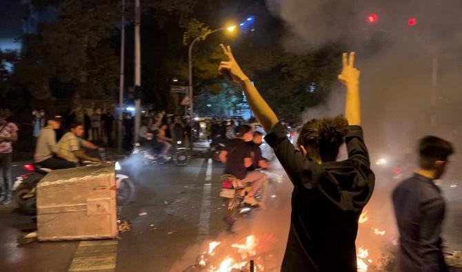 Un manifestant lève les bras et fait le signe de la victoire lors d'une manifestation pour Mahsa Amini à Téhéran. (Dossier, AFP)