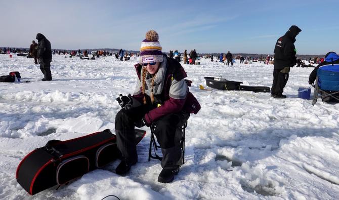 Les pêcheurs participent au Brainerd Jaycees Ice Fishing Extravaganza le 29 janvier 2022 à Brainerd, Minnesota. (Photo, AFP)