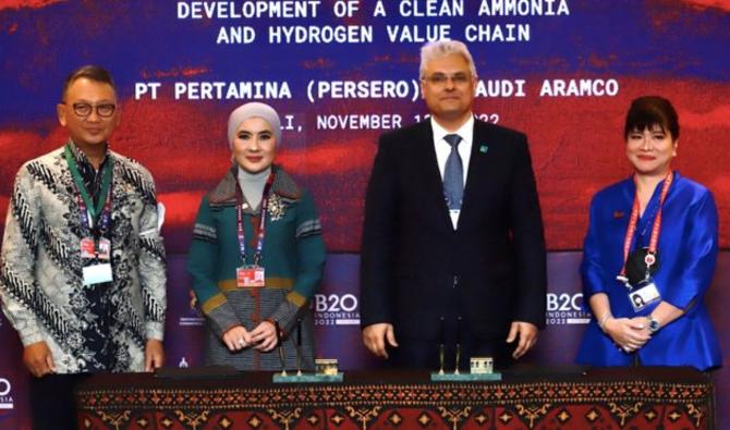 (De gauche à droite) Le ministre indonésien de l'Énergie, Arifin Tasrif, la présidente et directrice de Pertamina, Nicke Widyawati, le vice-président senior d'Aramco, Mohammed Y. al-Qahtani et la présidente du B20 Indonésie, Shinta Kamdani. (Photo fournie)