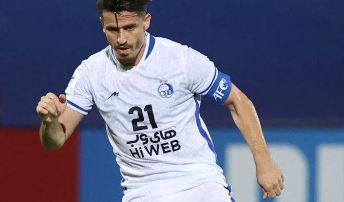 Ancien capitaine de l'Esteghlal, Voria Ghafouri, joue lors du match du groupe C de la Ligue des champions de l'AFC entre les Saoudiens d'Al-Ahli et les Iraniens d'Esteghlal en avril 2021. (Photo, AFP)