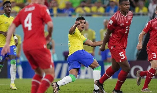 Superbement servi par une déviation subtile de Rodrygo sur la gauche de la surface, Casemiro a placé un extérieur du pied croisé dans le petit filet opposé, sur lequel Sommer est resté impuissant (1-0, 83e). (Photo, AP)