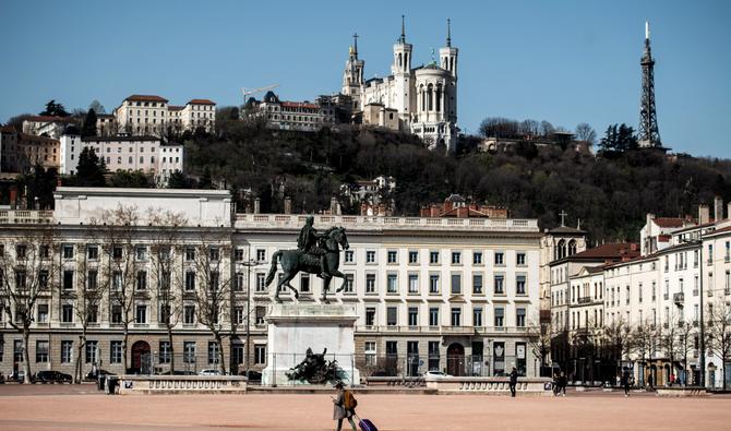 Mercredi, peu après 22H30, «une trentaine d'individus, cagoulés et certains armés de bâton, est arrivée sur la place Bellecour où s'étaient retrouvés les supporteurs des Bleus mais aussi ceux du Maroc», a précisé jeudi une source préfectorale. (Photo, AFP)