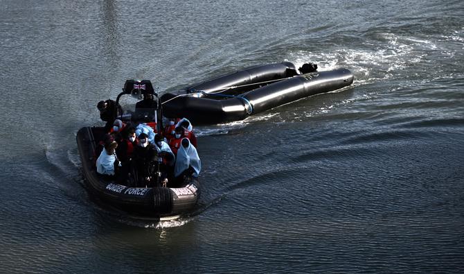 Des migrants récupérés en mer alors qu'ils tentaient de traverser la Manche, sur un bateau des forces frontalières britanniques, le 18 avril 2022, à Douvres, sur la côte sud-est de l'Angleterre. (Photo, AFP)