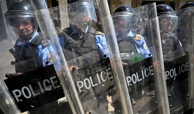 Dimanche, des dizaines de Serbes, protestant contre l'arrestation d'un ancien policier, se sont réunis à nouveau dans la matinée sur des barrages édifiés la veille et qui paralysent le trafic à deux passages frontaliers entre le Kosovo et la Serbie. (Photo, AFP)