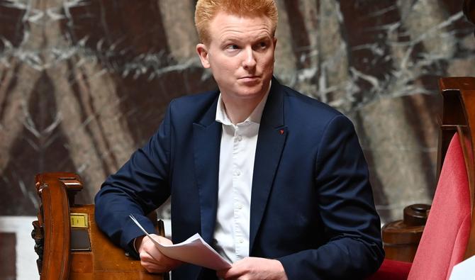 Adrien Quatennens, membre du parti de gauche La France Insoumise, s'apprête à prononcer un discours lors d'un débat sur un projet de loi visant à stimuler le pouvoir d'achat des ménages à l'Assemblée nationale à Paris, le 3 août 2022. (Photo, AFP)