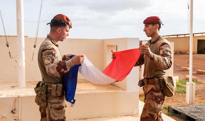Cette photographie prise le 11 août 2022 et publiée par l'État Major des Armées montre des soldats de la mission militaire française au Sahel connue sous le nom de «Barkhane» pliant un drapeau français dans une installation militaire non divulguée. (Photo, AFP)