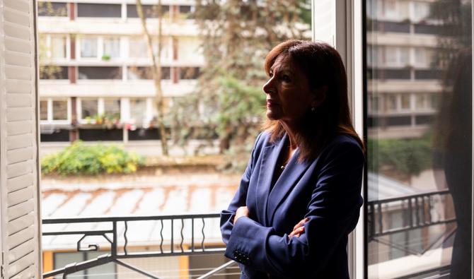 Anne Hidalgo, ex-candidate socialiste à la présidentielle, a fustigé l'action du ministre de l'Intérieur Gérald Darmanin, en réclamant des «régularisations plutôt que de la chasse aux personnes immigrées». (Photo, AFP)