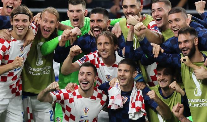 Les joueurs croates célèbrent leur victoire après le match de football du groupe F de la Coupe du monde Qatar 2022 entre la Croatie et la Belgique au stade Ahmad Bin Ali à Al-Rayyan, à l'ouest de Doha, le 1er décembre 2022. (Photo, AFP)