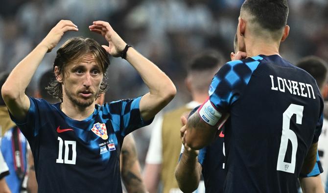 Le milieu de terrain croate #10 Luka Modric et le défenseur #06 Dejan Lovren après avoir perdu 3-0 contre l'Argentine lors de la demi-finale de football de la Coupe du monde de football Qatar 2022 au stade Lusail, au nord de Doha, le 13 décembre 2022. (Photo, AFP)