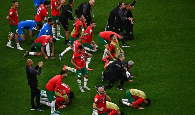 Les joueurs marocains applaudissent leurs supporters après avoir perdu le match de demi-finale de la Coupe du monde Qatar 2022 entre la France et le Maroc au stade Al-Bayt à Al Khor, au nord de Doha, le 14 décembre 2022. (Photo, AFP)