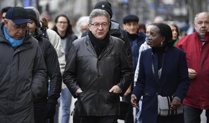 Le chef français du parti de gauche La France Insoumise (LFI) Jean-Luc Melenchon et des membres de LFI arrivent pour participer à une manifestation un jour après qu'un homme armé a ouvert le feu sur un centre culturel kurde tuant trois personnes, à la Place de la République à Paris, le 24 décembre 2022. (Photo, AFP)