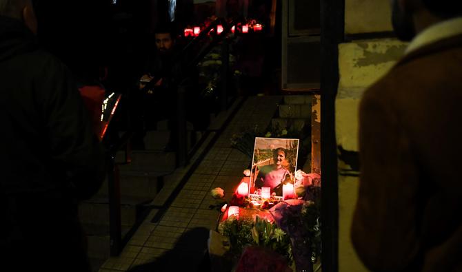 Des bougies d'hommage et une photo d'Emine Kara, l'une des victimes d'une fusillade le 23 décembre 2022, devant le «Centre démocratique du Kurdistan» à Paris. (Photo, AFP)