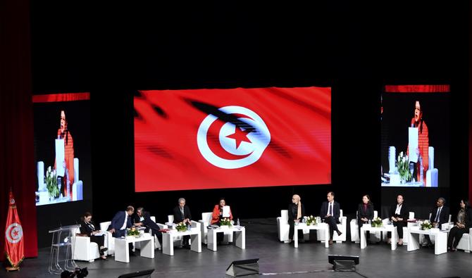 La ministre tunisienne des Finances, Sihem Boughdiri, présente la loi de finances 2023 du pays lors d'une conférence de presse, à Tunis, le 26 décembre 2022. (Photo, AFP)