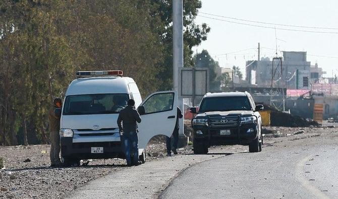 Des médecins légistes recueillent les preuves le 16 décembre 2022 sur les lieux des émeutes, quelques heures après qu'un haut responsable de la police a été abattu dans la ville de Maan, dans le sud de la Jordanie. (Photo, AFP)