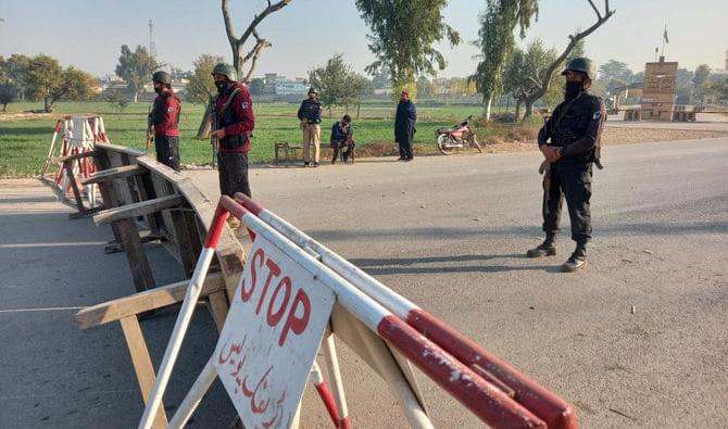 Des soldats pakistanais montent la garde sur une route menant à la zone de cantonnement de Bannu, au Pakistan, le 20 décembre 2022. (Reuters)