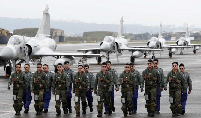 Des pilotes d'avions de chasse Mirage-2000 de l'armée de l'air taïwanaise marchent sur une piste lors d'exercices militaires pour tester leur état de préparation avant le Nouvel An lunaire, à Hsinchu, Taïwan, le 16 janvier 2019. (Reuters)