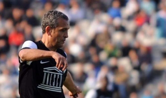 L'ancien footballeur marocain Aziz Bouderbala lors d'un match de football de gala de l'UNESCO pour les enfants africains, le 23 avril 2012. (Photo, Archives, AFP)