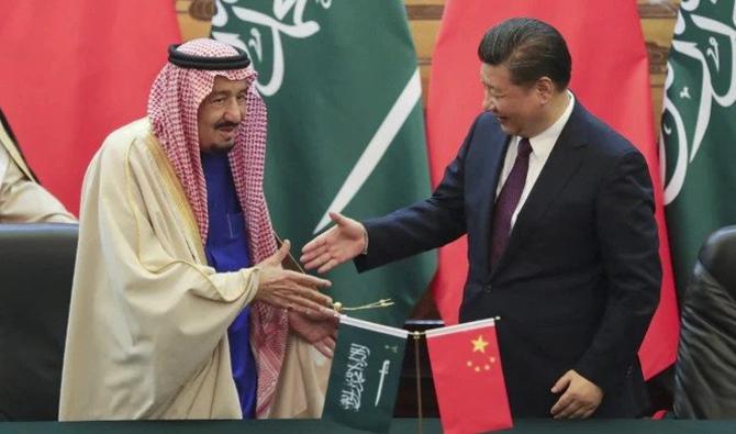 Le roi Salmane et le président Xi Jinping se serrant la main lors d'une cérémonie de signature à Pékin, en mars 2017. (Photo d'archives AFP)