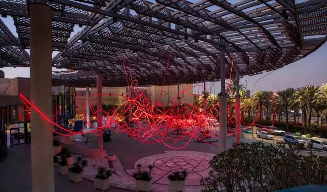 Placée à l'entrée principale du Palais de la culture, l’œuvre Amplexus associe des motifs culturels qui s'enchevêtrent dans un amalgame de lumières LED d'un rouge ardent. (Photo fournie)