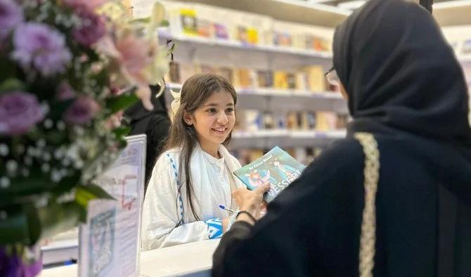 L’écrivaine saoudienne Ghina Khalil, âgée de douze ans, a présenté son premier livre The Desert Road à la Foire internationale du livre de Djeddah. (Photo fournie)
