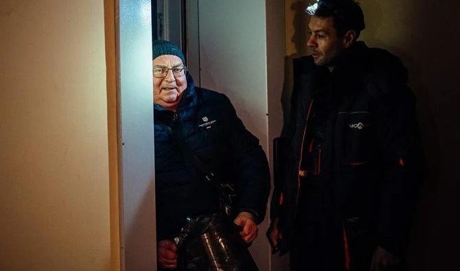 Kostiantyn Krul, un employé de la société d'entretien d'ascenseurs UKRLIFT, sauve Mykola Bezruchenko, 71 ans, après avoir passé une heure coincée dans l'ascenseur d'un immeuble résidentiel à Kiev le 9 décembre 2022. (Photo, AFP)