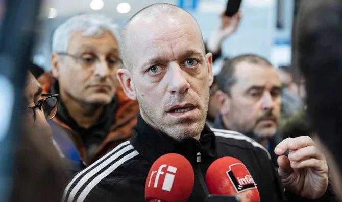 L'avocat franco-palestinien Salah Hamouri s'entretient avec la presse à son arrivée à l'aéroport Charles de Gaulle après son extradition d'Israël vers la France, dimanche 18 décembre 2022, à Paris. (Photo, AP)