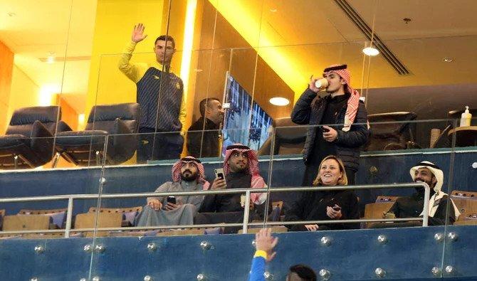 Cristiano Ronaldo, joueur du club saoudien Al-Nassr, rend hommage aux fans lors du match contre Al Tai, Mrsool Park, à Riyad, en Arabie saoudite, le 6 janvier 2023. (Reuters)