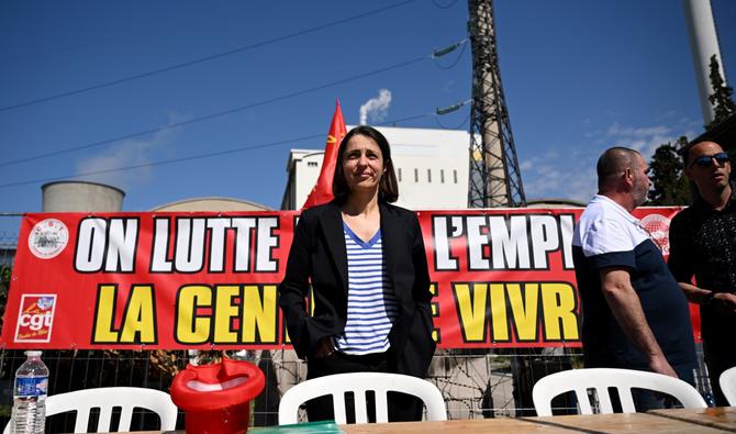 La secrétaire générale du syndicat français CGT, Sophie Binet, avant son discours dans le cadre d'une manifestation, un mois après que le gouvernement a fait adopter au Parlement une loi impopulaire sur la réforme des retraites, devant la centrale énergétique de Gardanne, dans le sud de la France, le 20 avril 2023. (Photo Nicolas TUCAT / AFP)