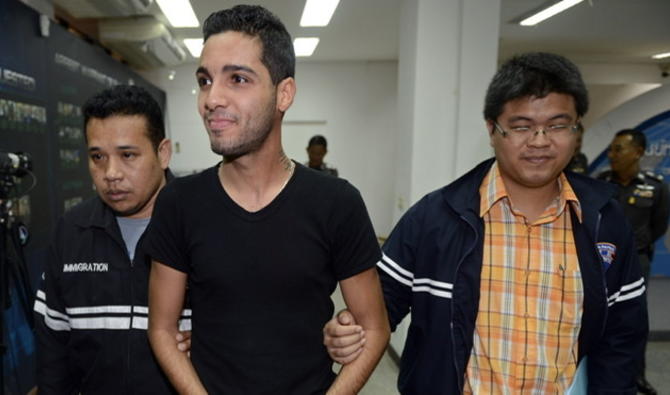 Hamza Bendelladj, qui avait à l’époque 24 ans, n'a pas semblé perturbé par sa possible extradition, arborait un sourire radieux lors de sa présentation aux médias en Thaïlande (Photo, AFP).