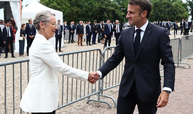 Macron est-il obligé de procéder à un remaniement ?