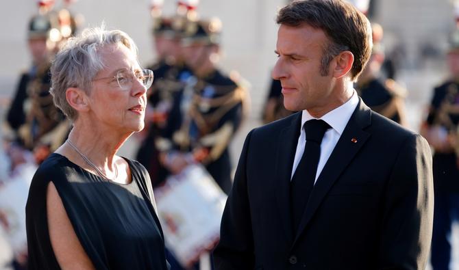 Le président français Emmanuel Macron discute avec son Premier ministre Elisabeth Borne alors qu'ils attendent l'arrivée du Premier ministre indien pour un dîner au Musée du Louvre à Paris, le 14 juillet 2023. (Photo, AFP)