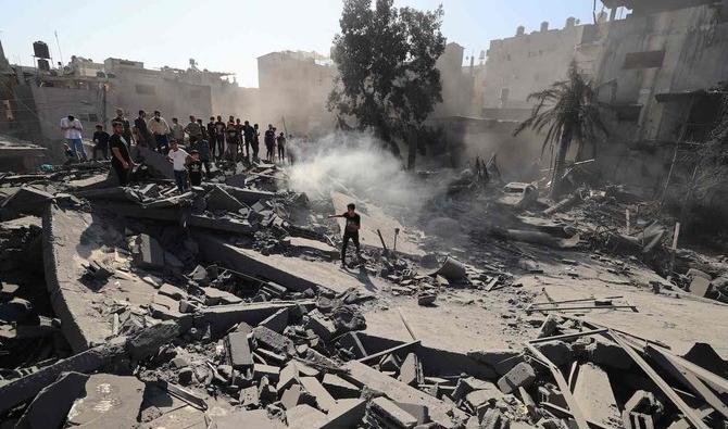 Des Palestiniens recherchent des survivants et des corps dans les décombres de bâtiments détruits lors des bombardements israéliens, à Khan Younès, dans le sud de la bande de Gaza, le 26 octobre 2023 (AFP).