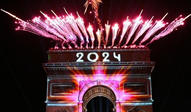 Nouvel An: sur les Champs-Elysées, de nouveau la foule et l'éclat d'un feu