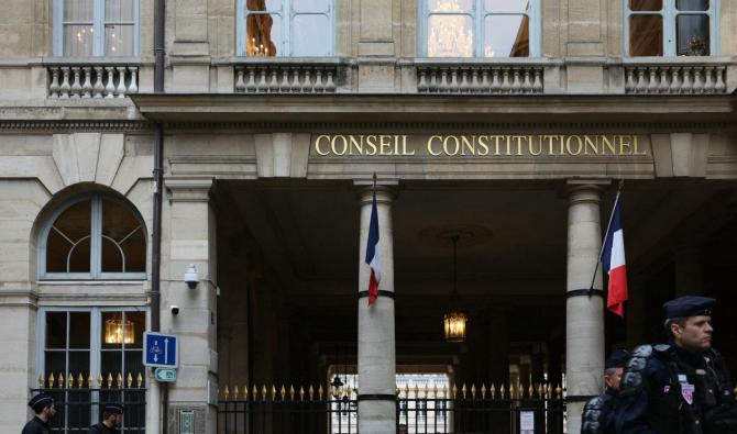 Des policiers français montent la garde devant le Conseil constitutionnel français à Paris le 25 janvier 2024 (Photo d'Alain JOCARD /AFP).