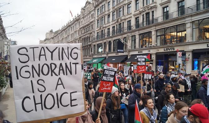 A Londres, Des Manifestants Appellent Le Gouvernement à Cesser Toute ...