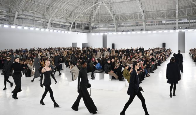 Des mannequins défilent sur la piste lors du défilé de la collection Max Mara à la Fashion Week de Milan pour femmes automne/hiver 2024-2025, le 22 février 2024 à Milan. (Photo de Marco BERTORELLO / AFP)