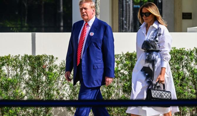 L'ancien président américain et candidat républicain à la présidence Donald Trump (à gauche) et l'ancienne Première dame Melania Trump quittent le bureau de vote après avoir voté lors de l'élection primaire en Floride au Morton and Barbara Mandel Recreation Center à Palm Beach, Floride, le 19 mars 2024. (Photo Giorgio Viera AFP)