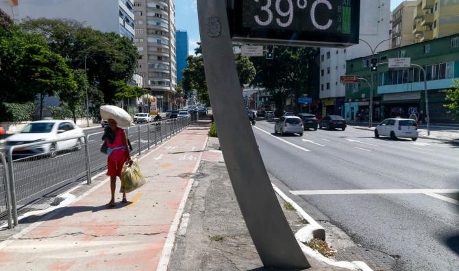 Vue d'un thermomètre de rue indiquant 39 degrés Celsius (102,2 F) dans la ville de Sao Paulo, au Brésil, le 17 mars 2024. (AFP)