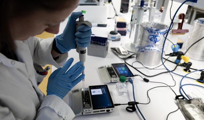 Un ingénieur travaille sur un échantillon à la Cellule d'intervention biologique d'urgence (CIBU) de l'institut Pasteur à Paris, le 23 avril 2024. (AFP)