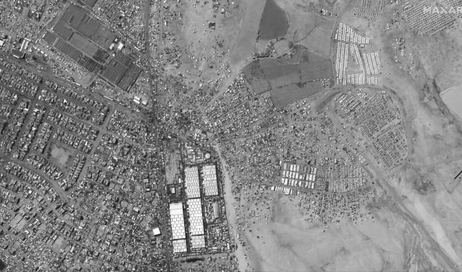Cette image prise par le satellite WorldView-1 le 7 mai 2024 montre une vue aérienne de tentes et d'abris dans le nord de Rafah, dans le sud de la bande de Gaza, alors que le conflit entre Israël et le Hamas se poursuit dans le territoire palestinien. (Photo par image satellite ©2024 Maxar Technologies AFP)