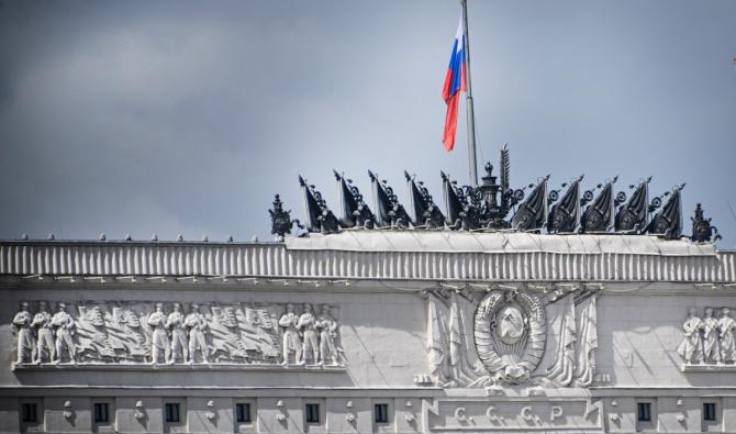 Un drapeau national tricolore russe trône sur le siège du ministère russe de la Défense, sur les rives de la rivière Moskova, à Moscou, le 14 mai 2024. (AFP)