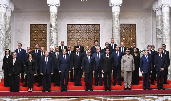 Le président égyptien Abdel-Fattah El-Sissi pose avec le nouveau cabinet égyptien, dirigé par le Premier ministre Mostafa Madbouly, quatrième à gauche, au palais Al-Ittihadiya du Caire, en Égypte. (AP)