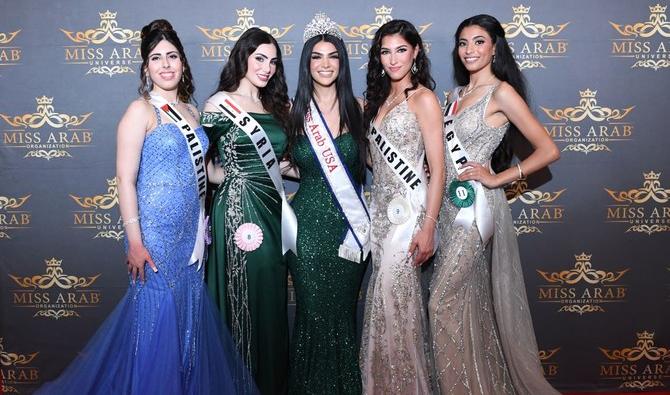 L'Américaine d'origine irakienne Zenovia Jafar (au centre) était ravie d'avoir "réussi" lorsqu'elle a été couronnée gagnante du concours Miss Arab USA 2024, dimanche en Arizona. (Fourni)