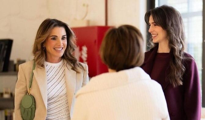 La princesse Rajwa visite une galerie d'art à Amman avec la reine Rania