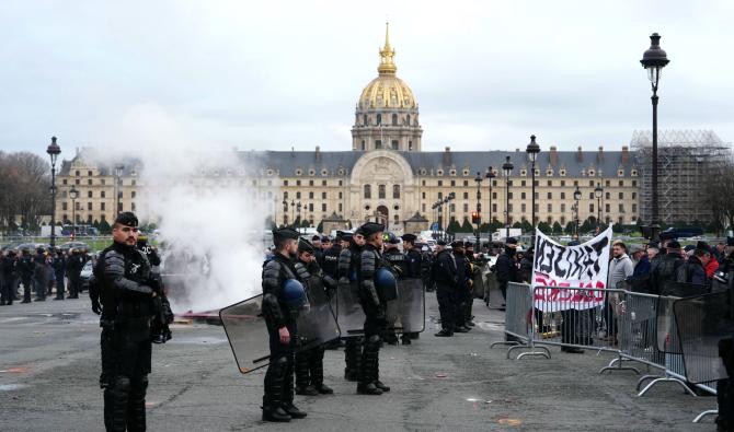 Transport des malades : 500 taxis manifestent près de l'Assemblée nationale à Paris