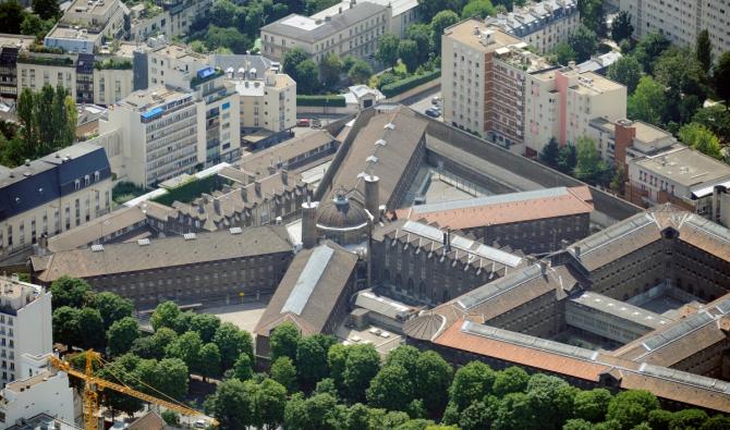 Deux policiers autour de Nicolas Sarkozy: l'ancien président, incarcéré depuis mardi à la prison de la Santé, est accompagné par deux officiers de sécurité "eu égard à son statut et aux menaces qui pèsent sur lui", un "dispositif insensé, une folie sécuritaire", dénonce un syndicat de surveillants. (AFP)